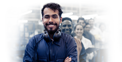 Hombre con los brazos cruzados y protección auditiva