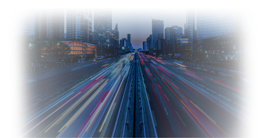 Autopista urbana con tráfico fluido