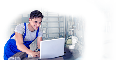 Mecánico revisa una computadora portátil