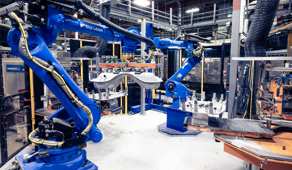 Brazo robótico que ensambla un tanque de combustible